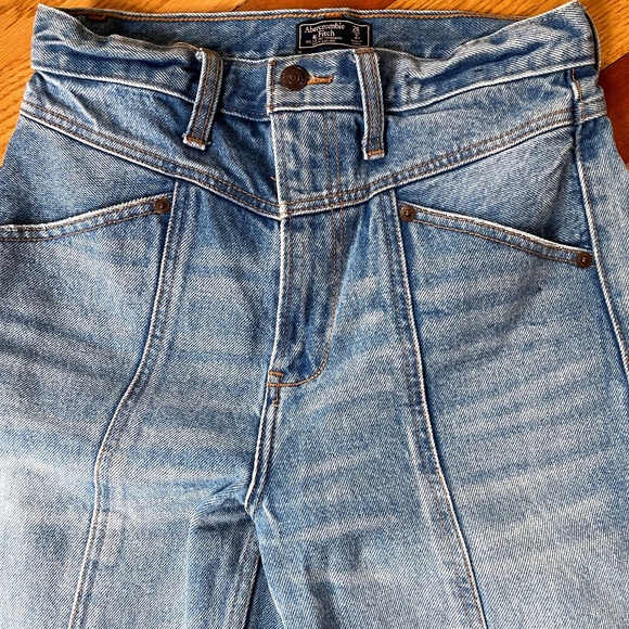 Abercrombie & Fitch Light Wash High Rise Balloon Leg 26 | 2 R - Picture 2 of 3